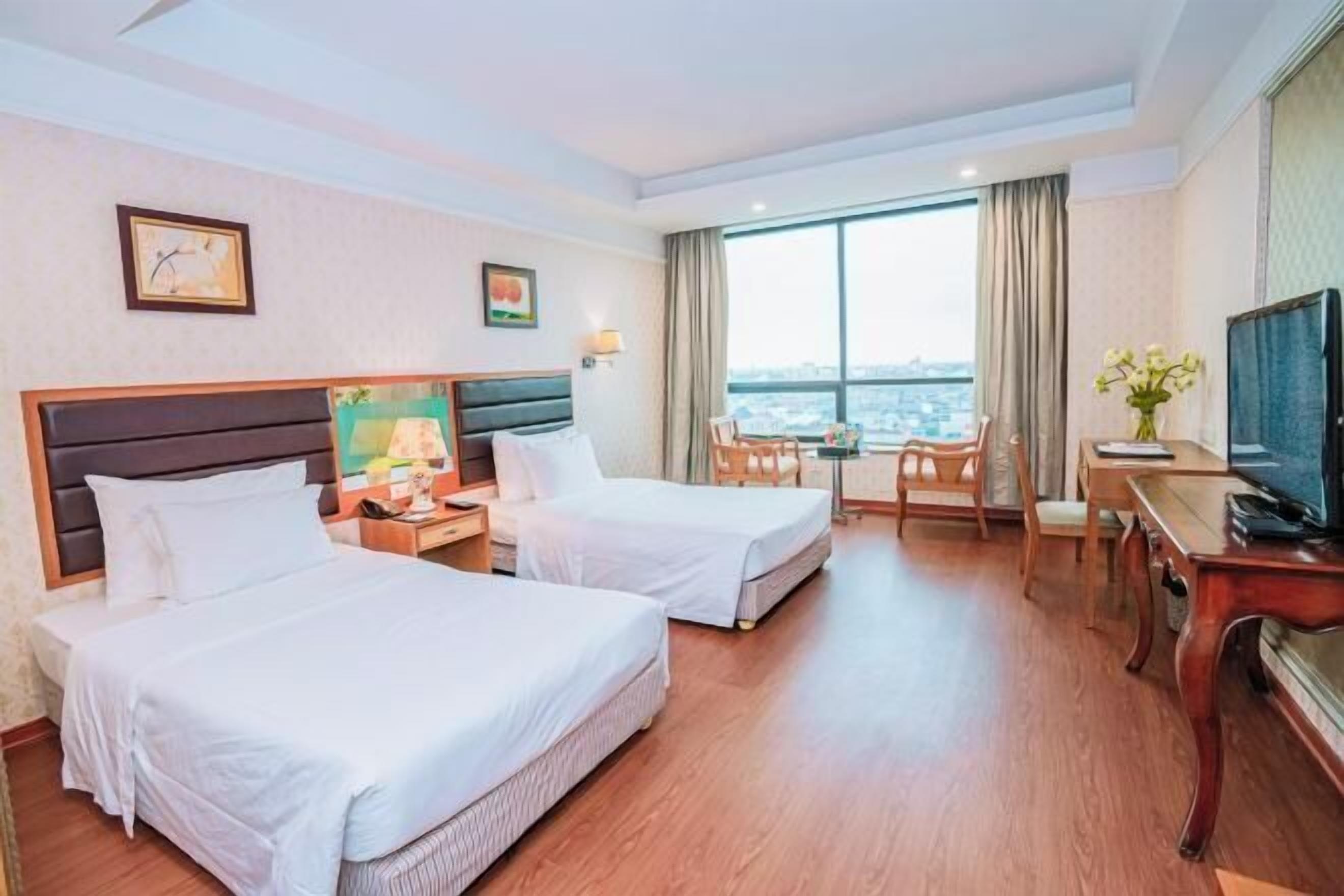 Minibar, Zimmersafe, Schreibtisch, laptopgeeigneter Arbeitsplatz