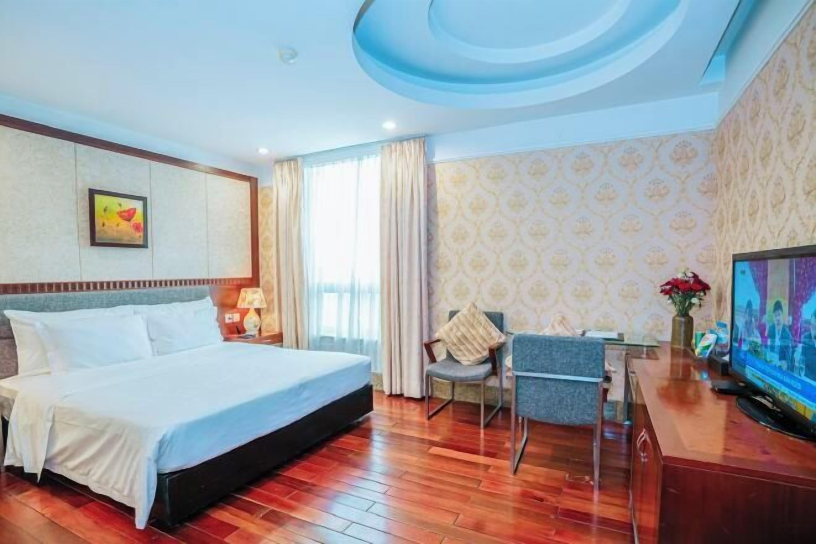 Minibar, Zimmersafe, Schreibtisch, laptopgeeigneter Arbeitsplatz