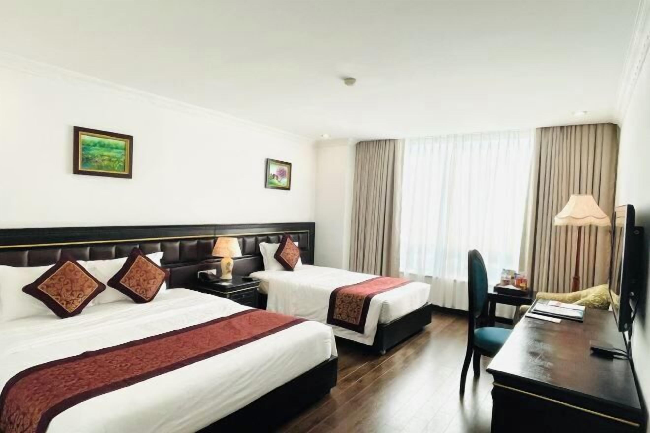 Minibar, Zimmersafe, Schreibtisch, laptopgeeigneter Arbeitsplatz