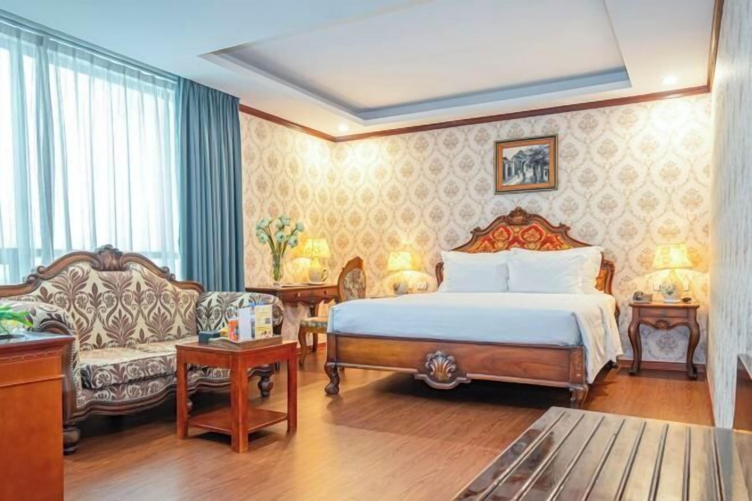 Minibar, Zimmersafe, Schreibtisch, laptopgeeigneter Arbeitsplatz