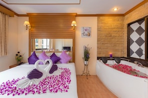 Deluxe Jacuzzi | In-room safe, desk, iron/ironing board, rollaway beds