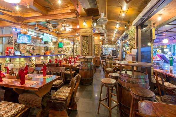 Se sirven desayunos, comidas, cenas y mariscos