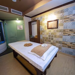 Sauna, Whirlpool, Dampfbad, Körperbehandlungen, Warmsteinmassagen