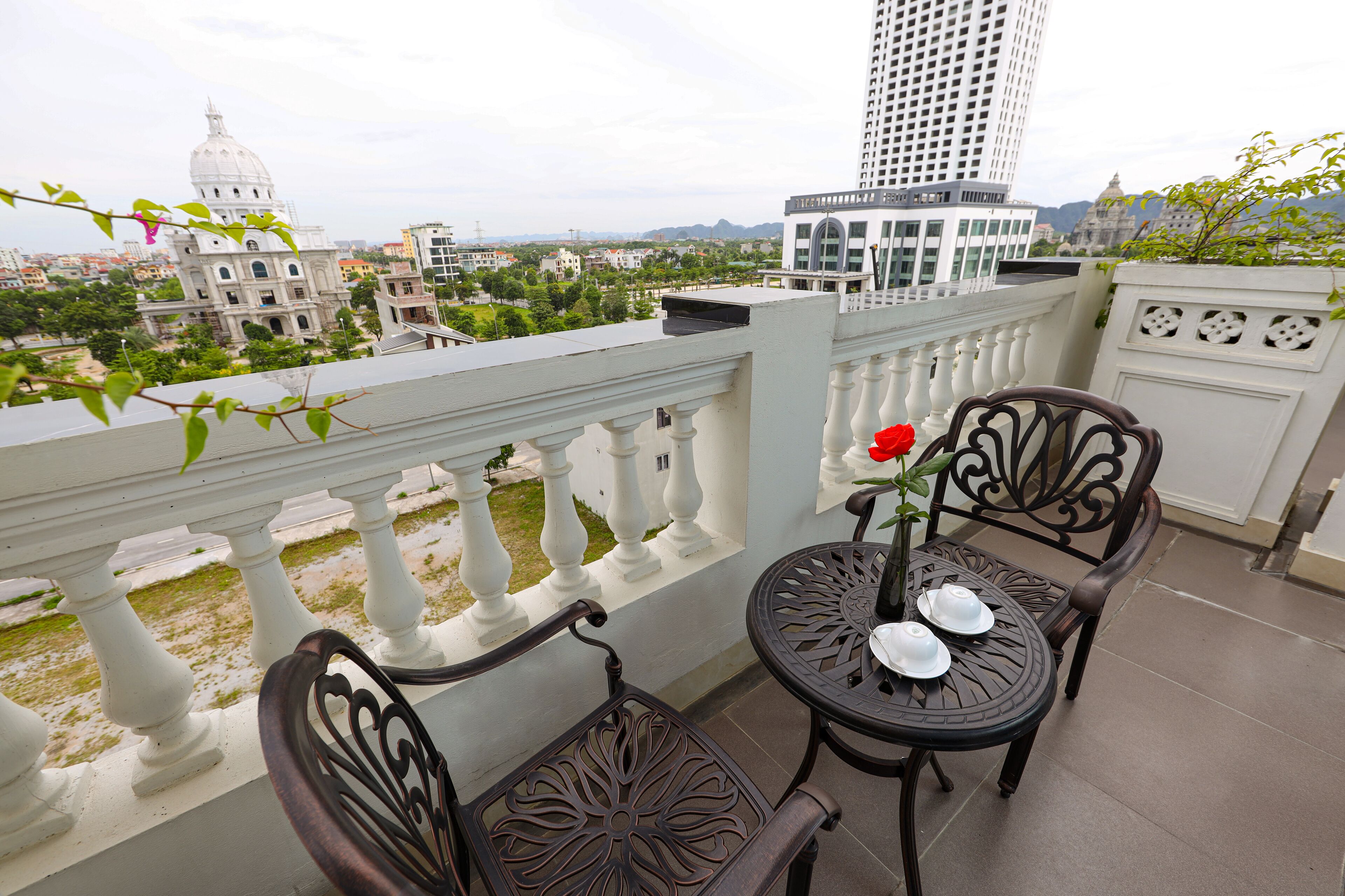 grand deluxe twin with balcony (indochine wing) | balcony