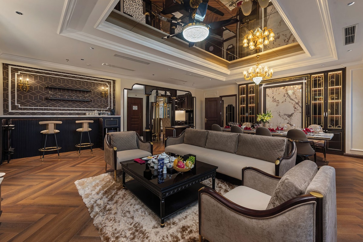 Presidential Suite, Courtyard View