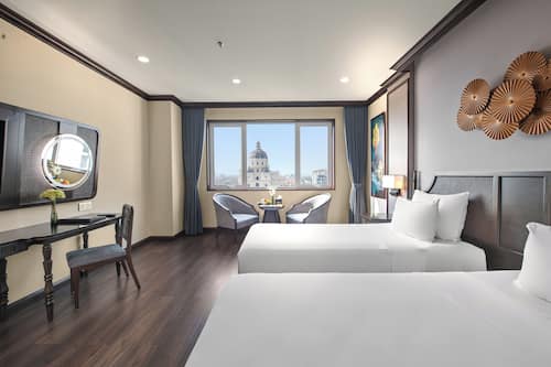 Deluxe Twin kamer, balkon (Grand, Indochine Wing) | Een minibar, een kluis op de kamer, een bureau, een laptopwerkplek