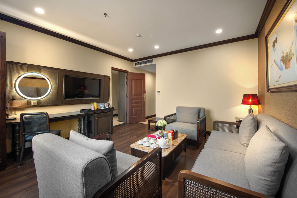 Suite Grand, habitaciones conectadas (Grand Double, Indochine Wing) | Área de sala de estar | Smart TV de 45 pulgadas con canales por cable y televisión