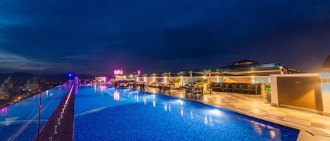 Outdoor pool, pool umbrellas, sun loungers