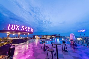 Poolside bar