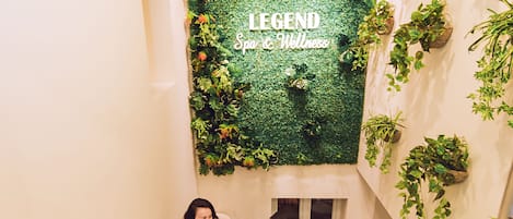 三溫暖烤箱、浴缸、蒸氣室、美體療程、熱石按摩、7 間療程室