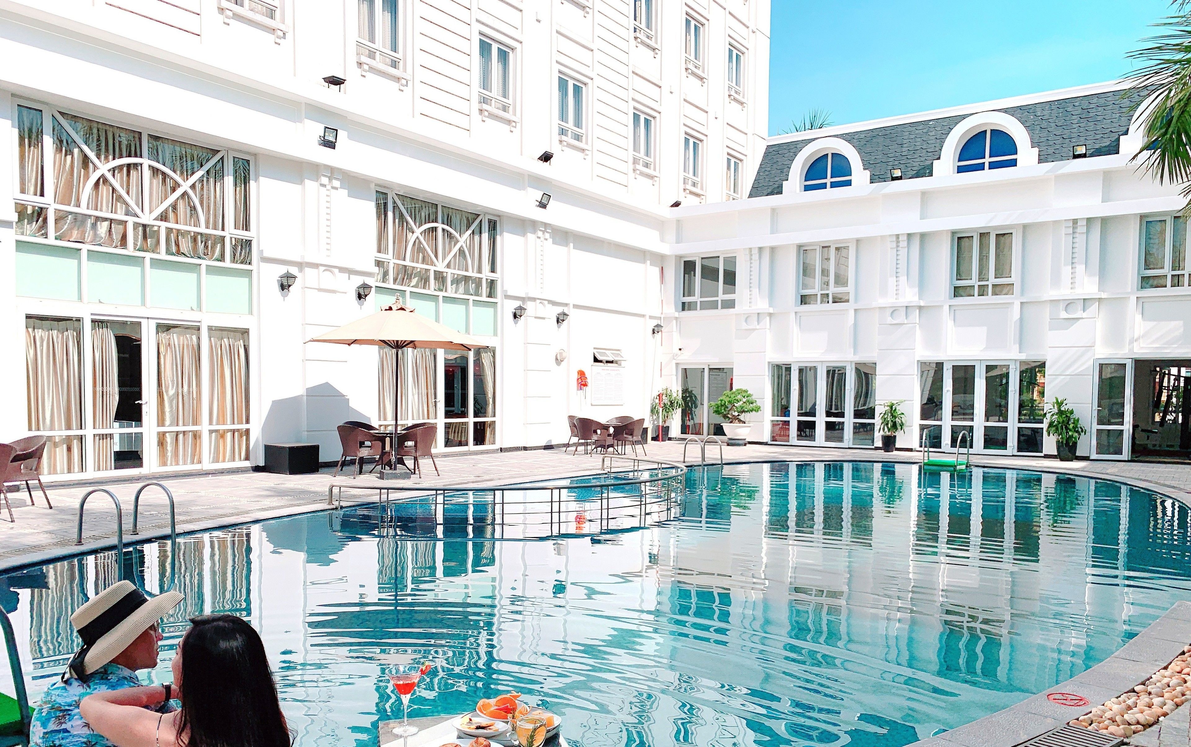 Außenpool, Sonnenschirme, Liegestühle