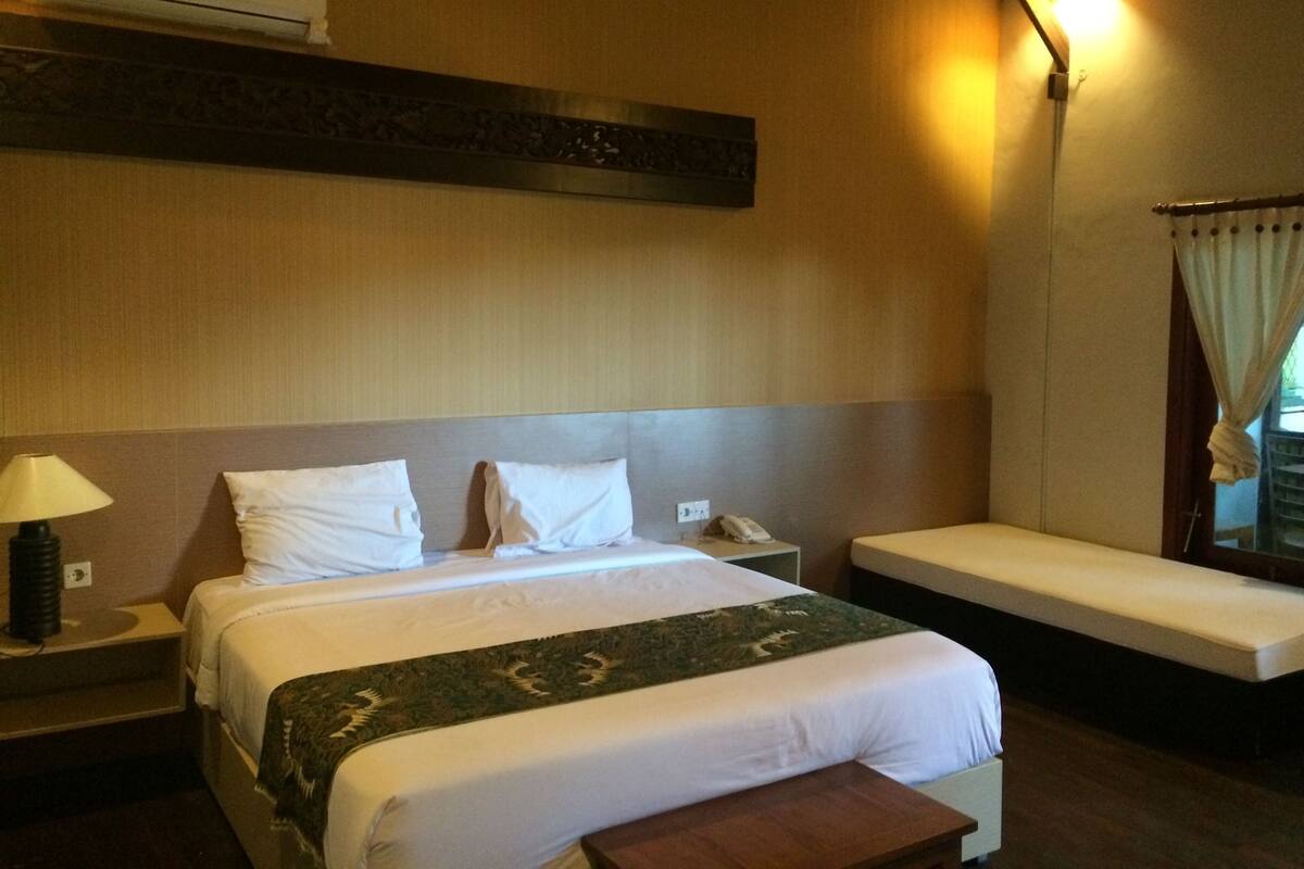 Roupas de cama premium, escrivaninha, cortinas blackout