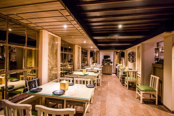 朝食、ランチ、ディナーに営業