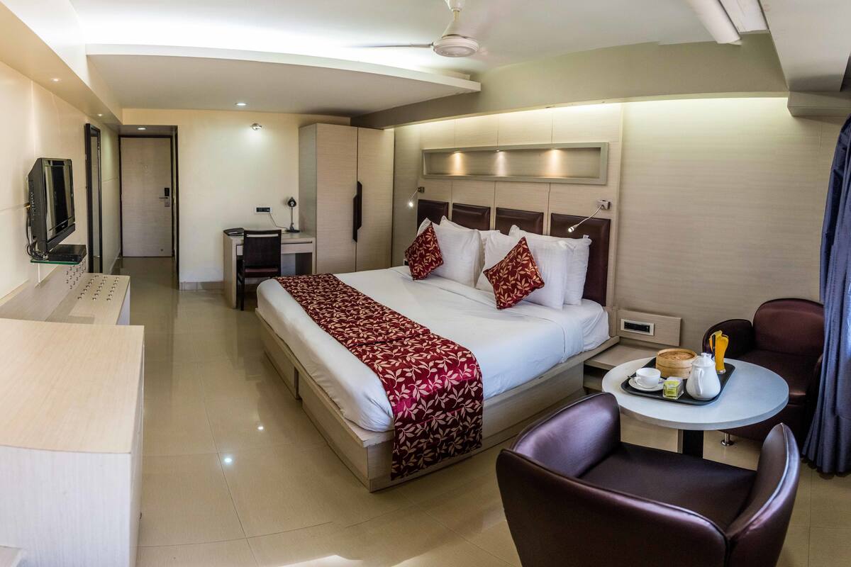 Premium bedding, in-room safe, desk, iron/ironing board (on request)