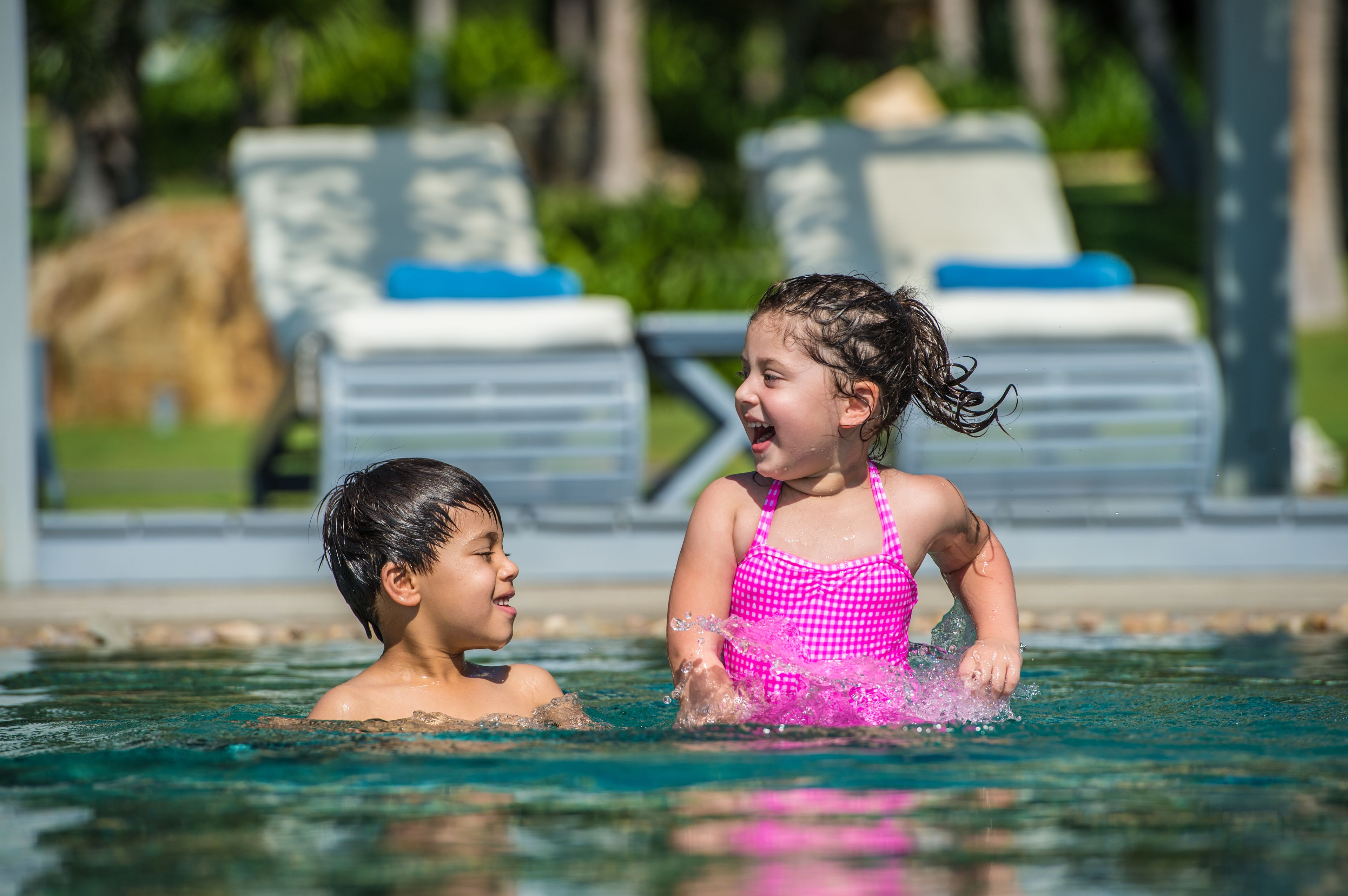 Piscine extérieure, parasols de plage, chaises longues