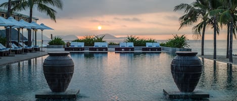 Piscine extérieure, parasols de plage, chaises longues