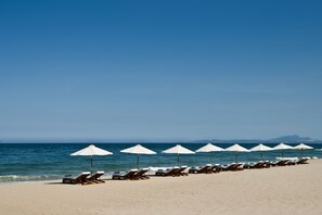 Spiaggia privata, lettini da mare, ombrelloni, teli da spiaggia
