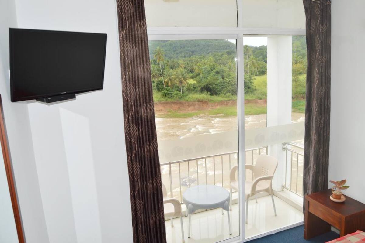 Deluxe Room with Balcony- River View | WiFi (free)