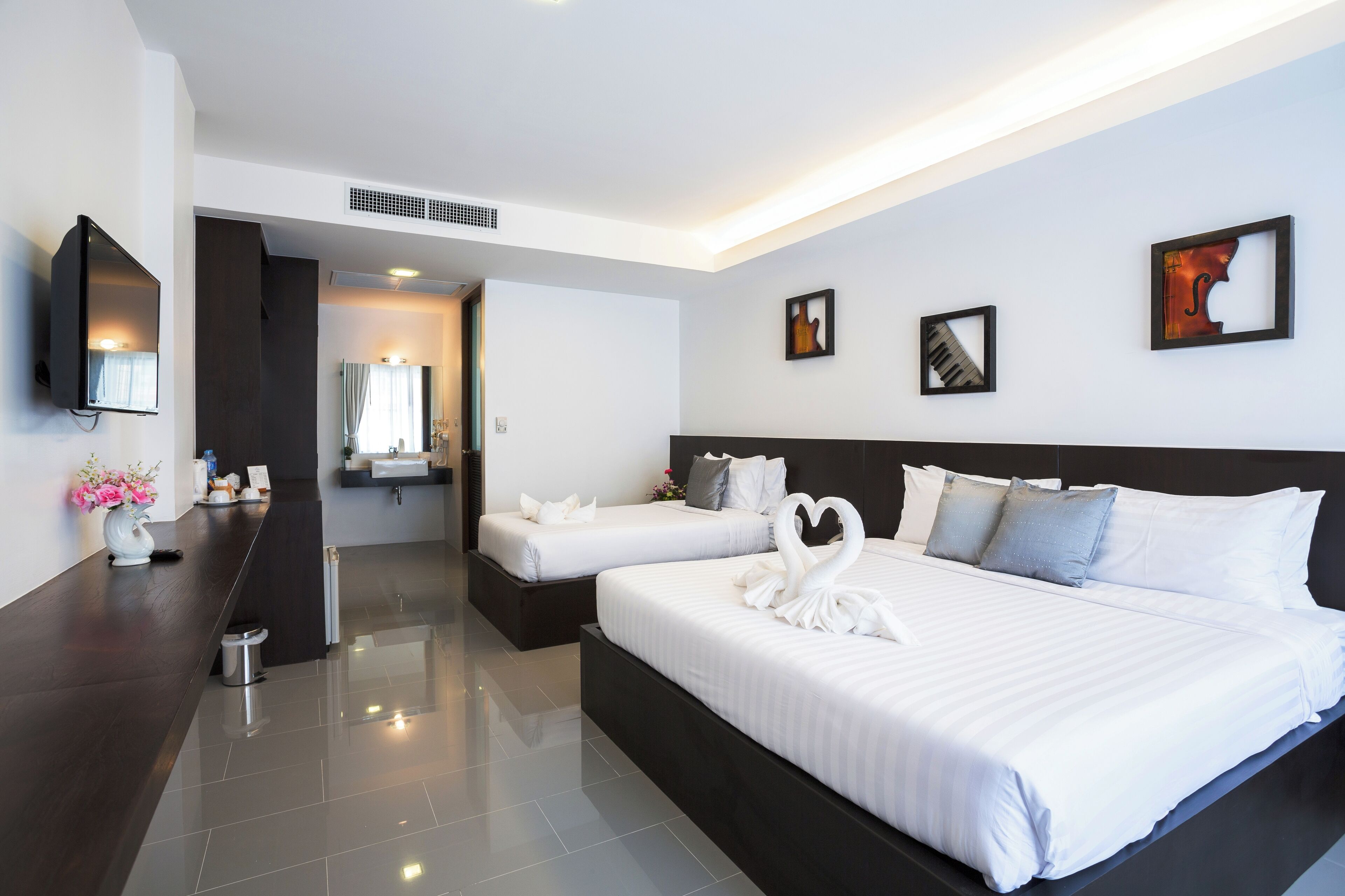 Ropa de cama hipoalergénica y caja de seguridad en la habitación 