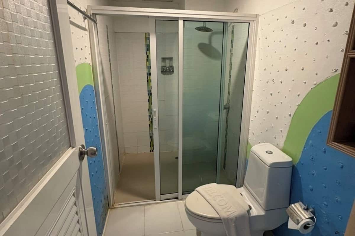 Superior Family Triple | Bathroom | Shower, rainfall showerhead, free toiletries, hair dryer