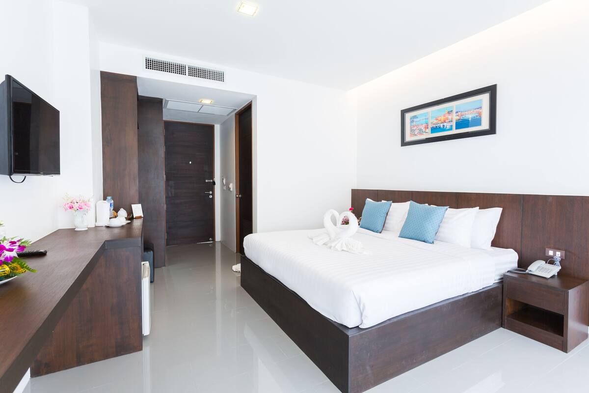 Deluxe Double Room | Hypo-allergenic bedding available, in-room safe, desk, WiFi (free)