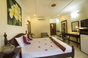 디럭스룸, 킹사이즈침대 1개 | 미니바, 객실 내 금고, 각각 다른 스타일의 인테리어, 각각 다르게 가구 비치