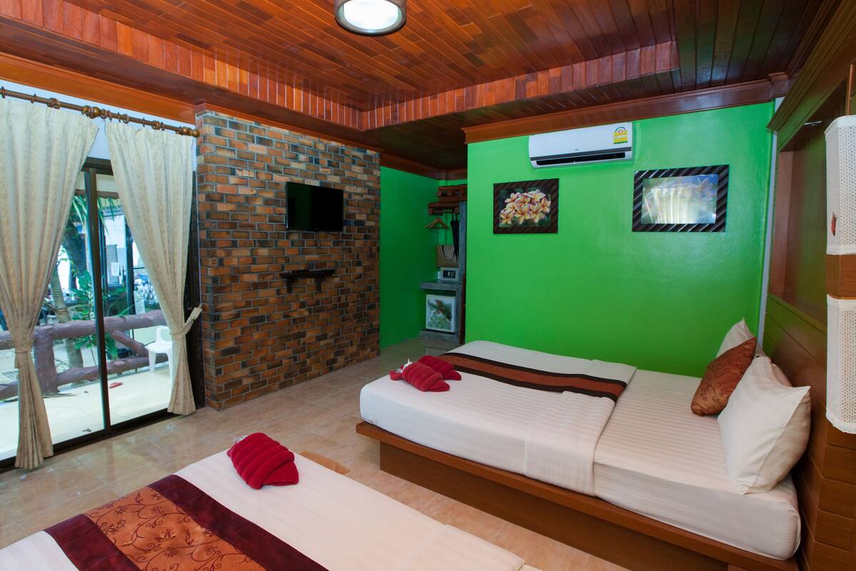 Deluxe Sea View  | In-room safe, soundproofing, WiFi (free), bed sheets