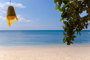 บนชายหาด, ทรายสีขาว, เก้าอี้อาบแดด, ร่มชายหาด