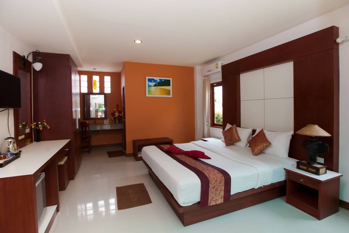 In-room safe, soundproofing, WiFi (free), bed sheets