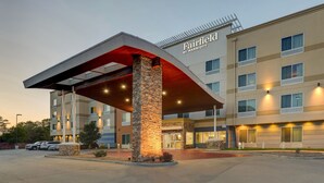 Een Fairfield by Marriott hotel met een modern design, met een overdekte ingang en meerdere verdiepingen.