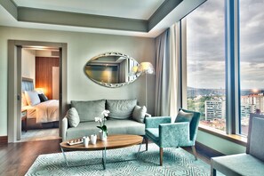 Suite junior, 1 cama King size, vista a la ciudad | Minibar, caja de seguridad en la habitación y escritorio