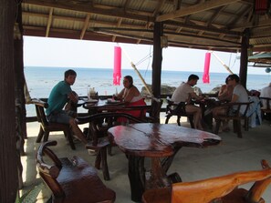 Breakfast, lunch, dinner served; beach views 