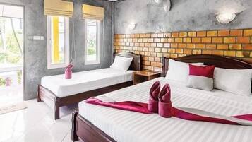 Triple Room Garden zone | Desk, blackout drapes, free WiFi, bed sheets