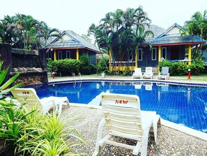 2 outdoor pools, pool loungers
