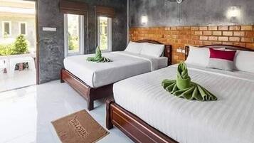 Family Room Beach zone | Desk, blackout drapes, free WiFi, bed sheets