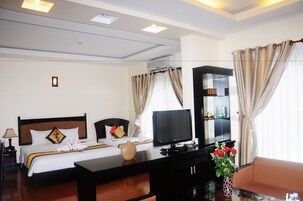 Suite, 1 Katil Kelamin (Double) | Bar mini, peti besi dalam bilik, Wi-fi percuma, cadar katil