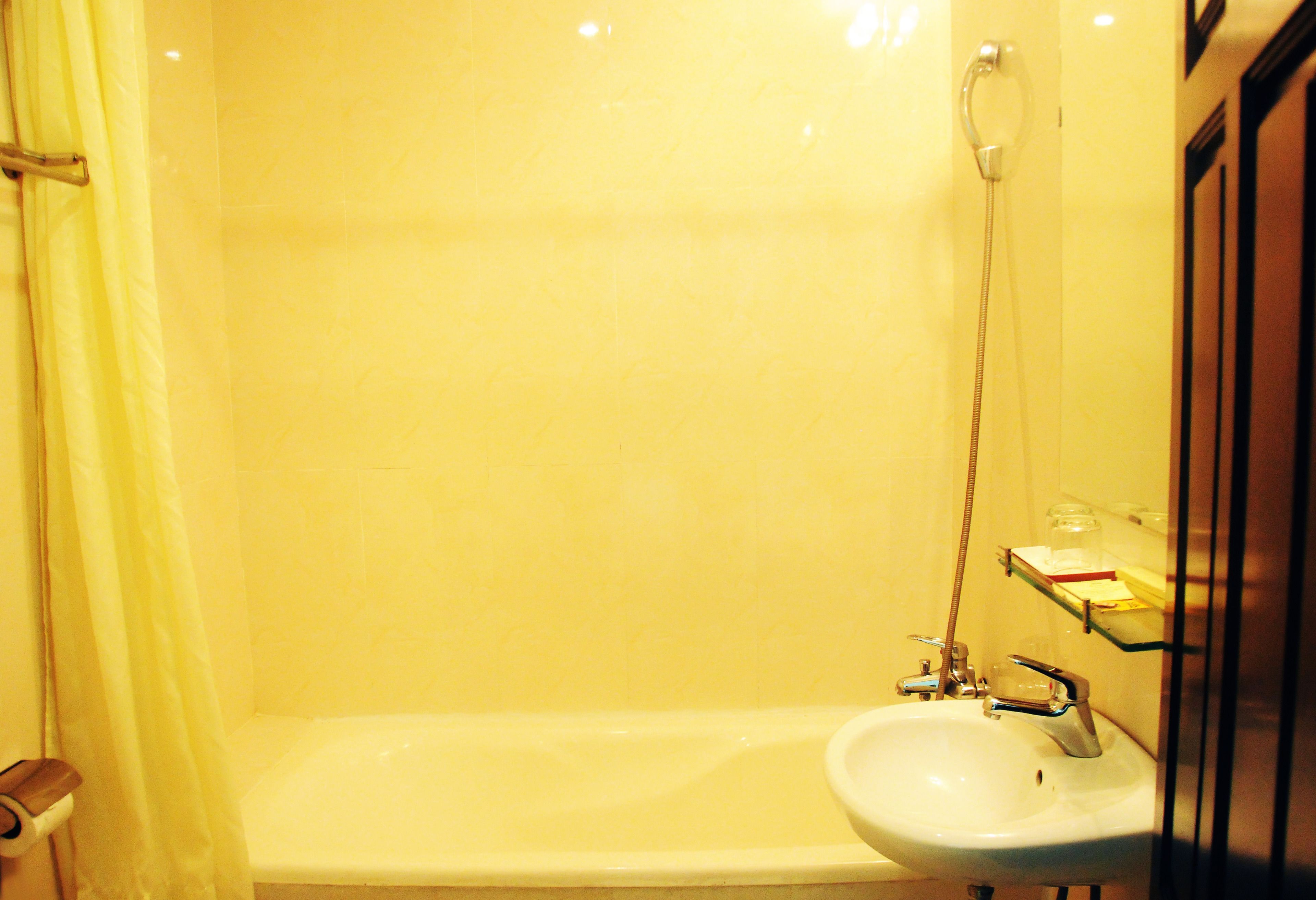 superior double room | bathroom shower