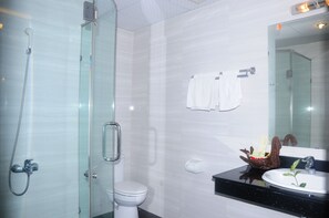 Produtos de toalete grátis, secador de cabelo, chinelos, bidê