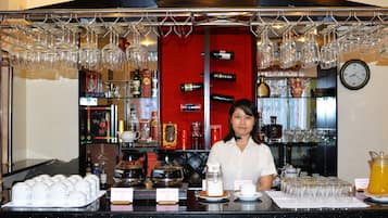 Phục vụ bữa sáng, bữa trưa và bữa tối