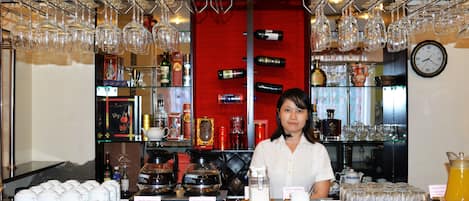 Serveert ontbijt, lunch en diner