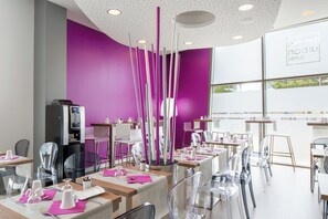 Daily buffet breakfast (EUR 18 per person) - Seven Urban Suites Nantes Centre (Nantes)