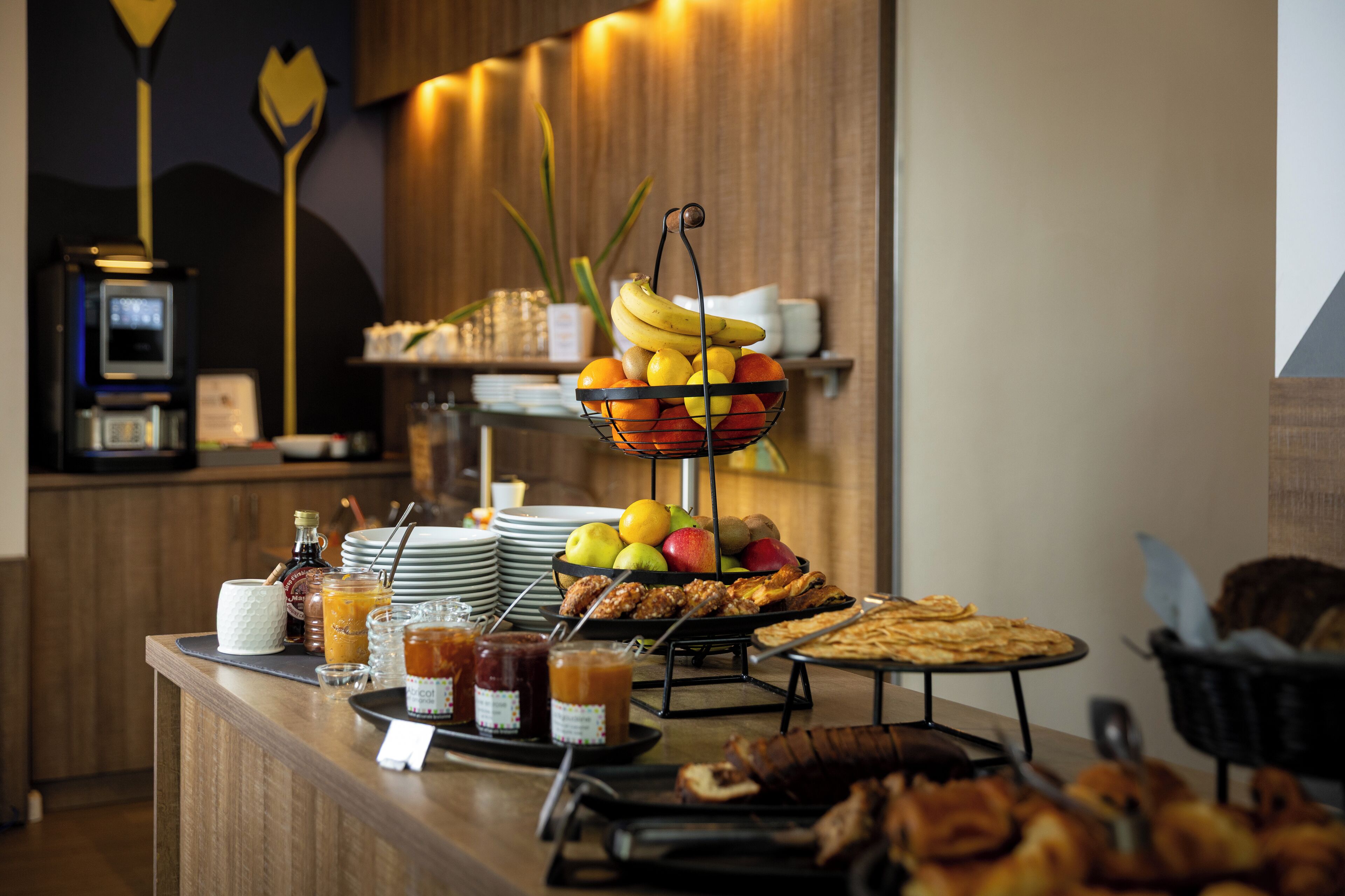 Se ofrece un desayuno bufé todos los días (18 EUR por persona)