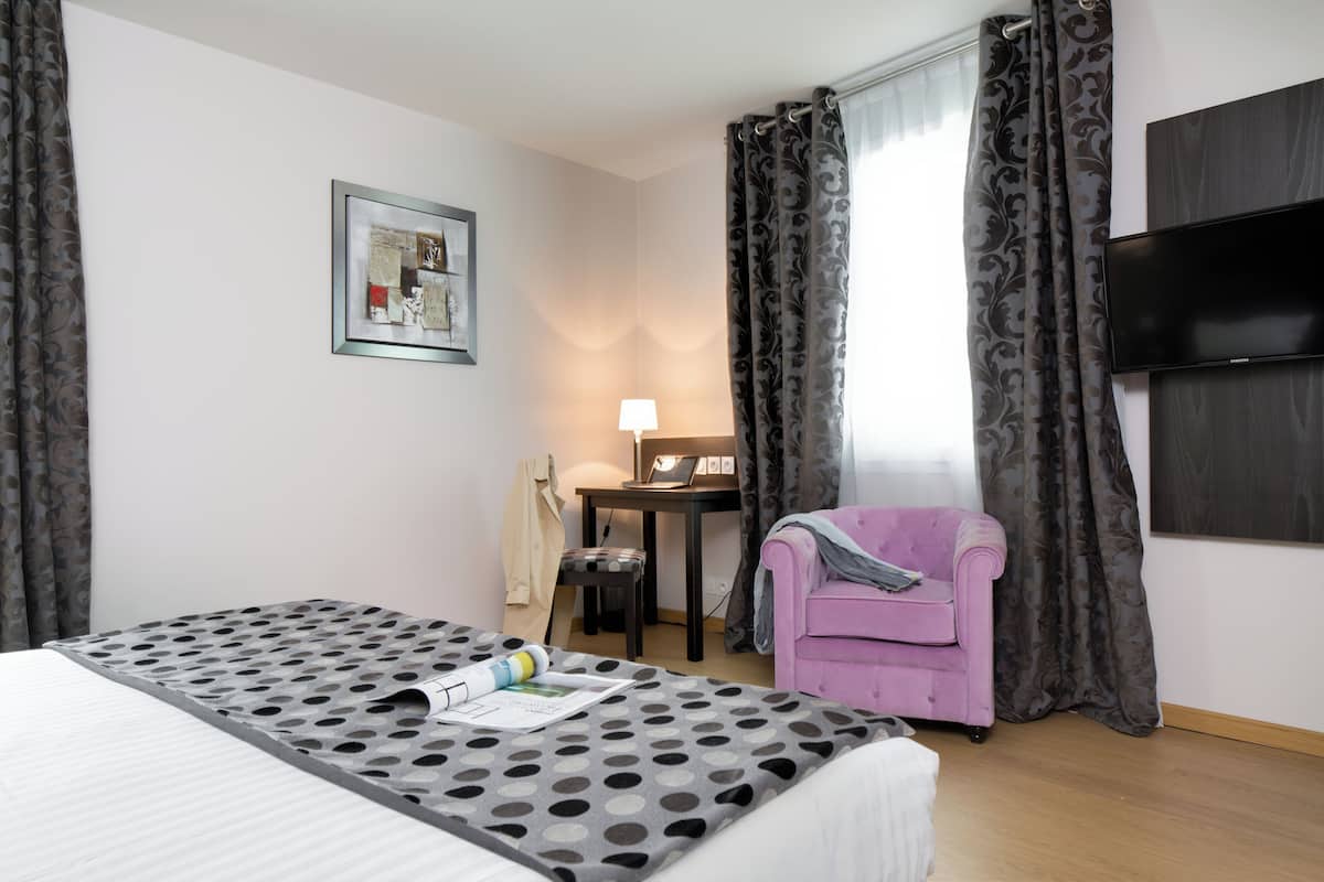 Premium bedding, in-room safe, desk, laptop workspace