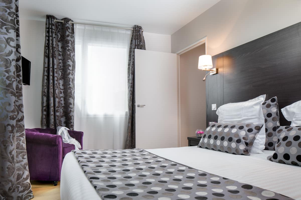 Superior Suite, 1 Queen Bed with Sofa bed | Premium bedding, in-room safe, desk, laptop workspace