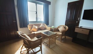 Suite – junior, røyk | Oppholdsrom | En 40-tommers LCD-TV med Parabol-TV samt TV