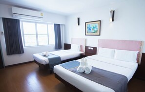 Phòng dành cho gia đình, nhiều giường | Minibar, két bảo mật tại phòng, trang trí khác biệt 