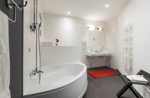Suite Royal | Baño | Secador de pelo y toallas