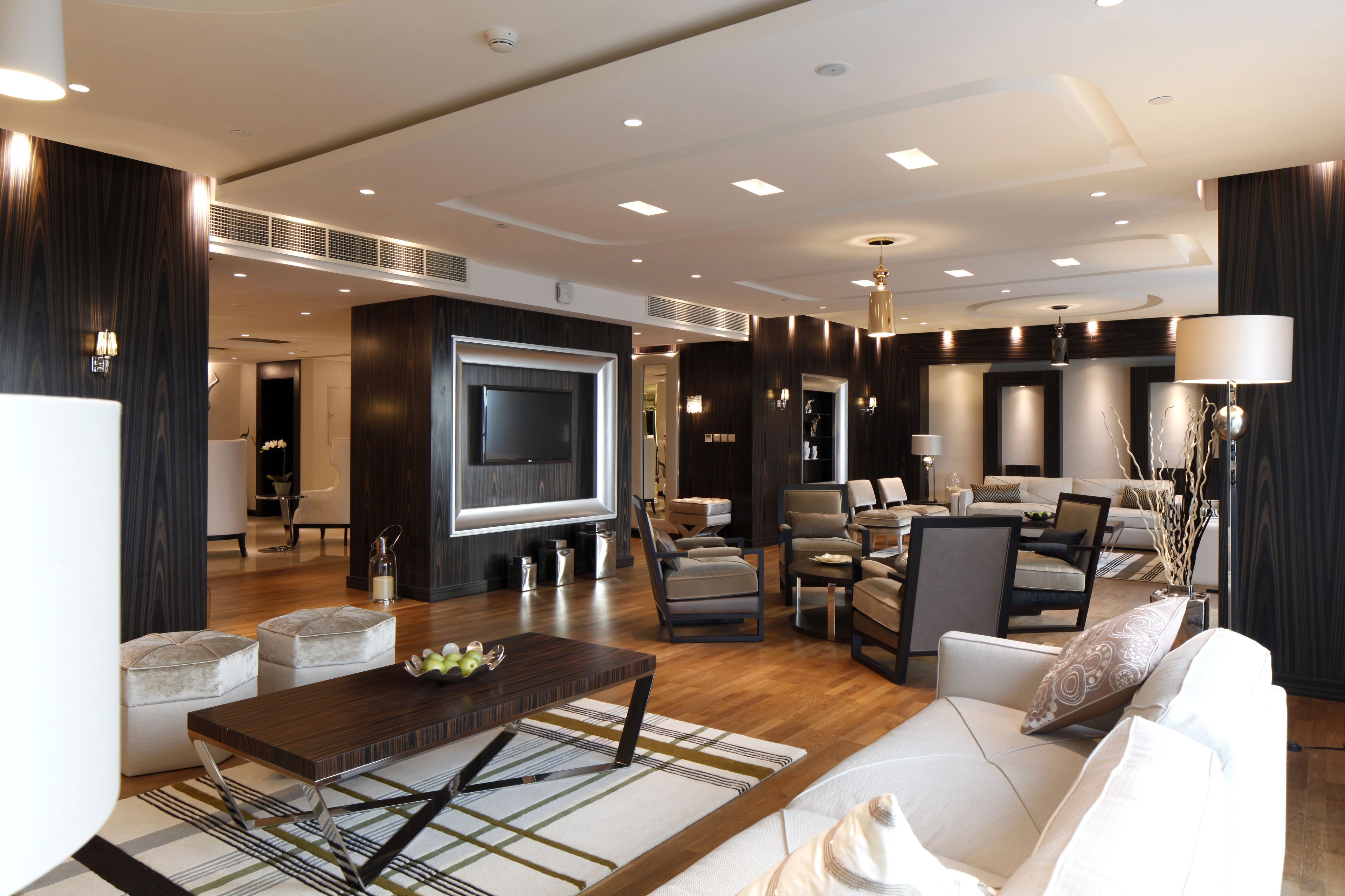 Een minibar, een kluis op de kamer, een bureau, een laptopwerkplek