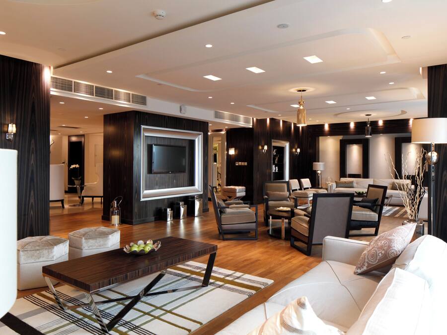 Frigobar, cofres nos quartos, escrivaninha