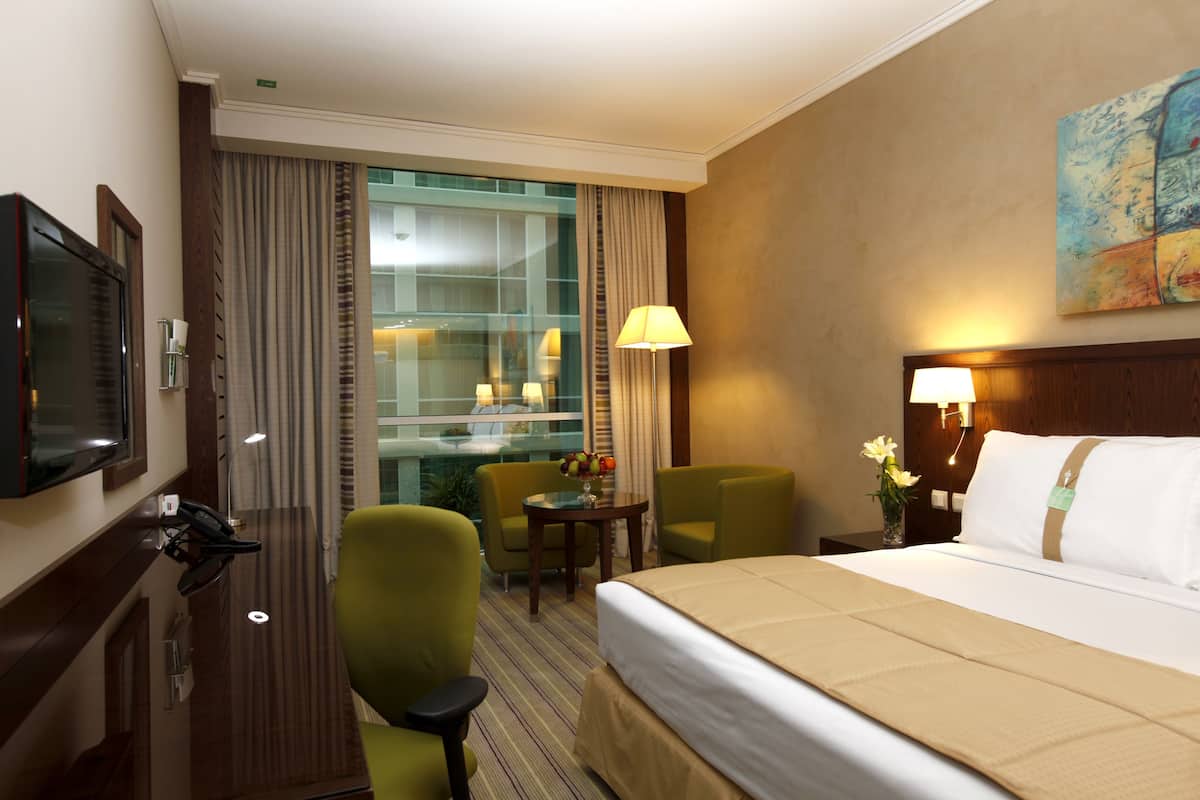 Standard Room, 1 King Bed | 1 bedroom, minibar, in-room safe, desk